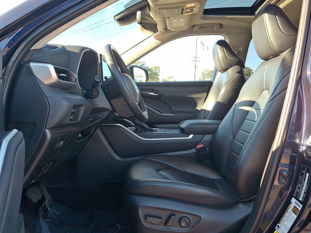 used 2023 Toyota Highlander car, priced at $40,900