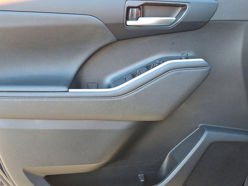 used 2023 Toyota Highlander car, priced at $40,900