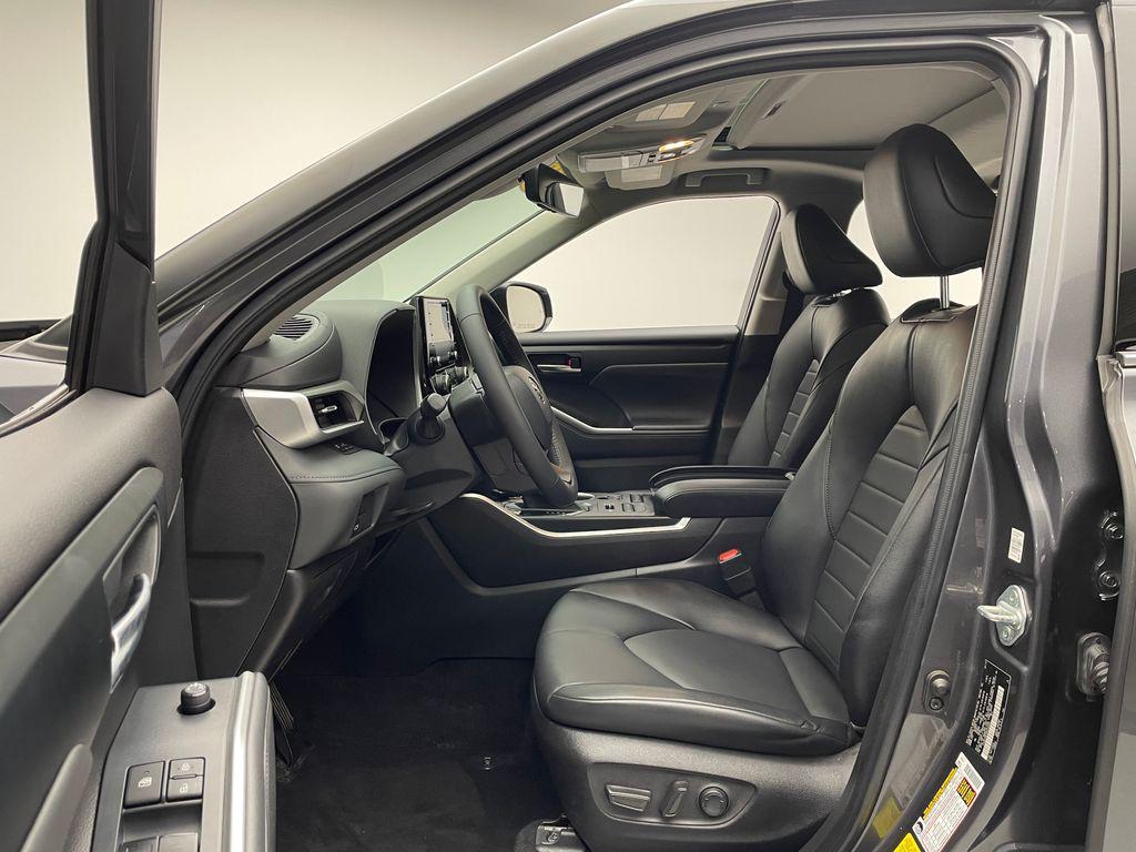 used 2022 Toyota Highlander car, priced at $32,900