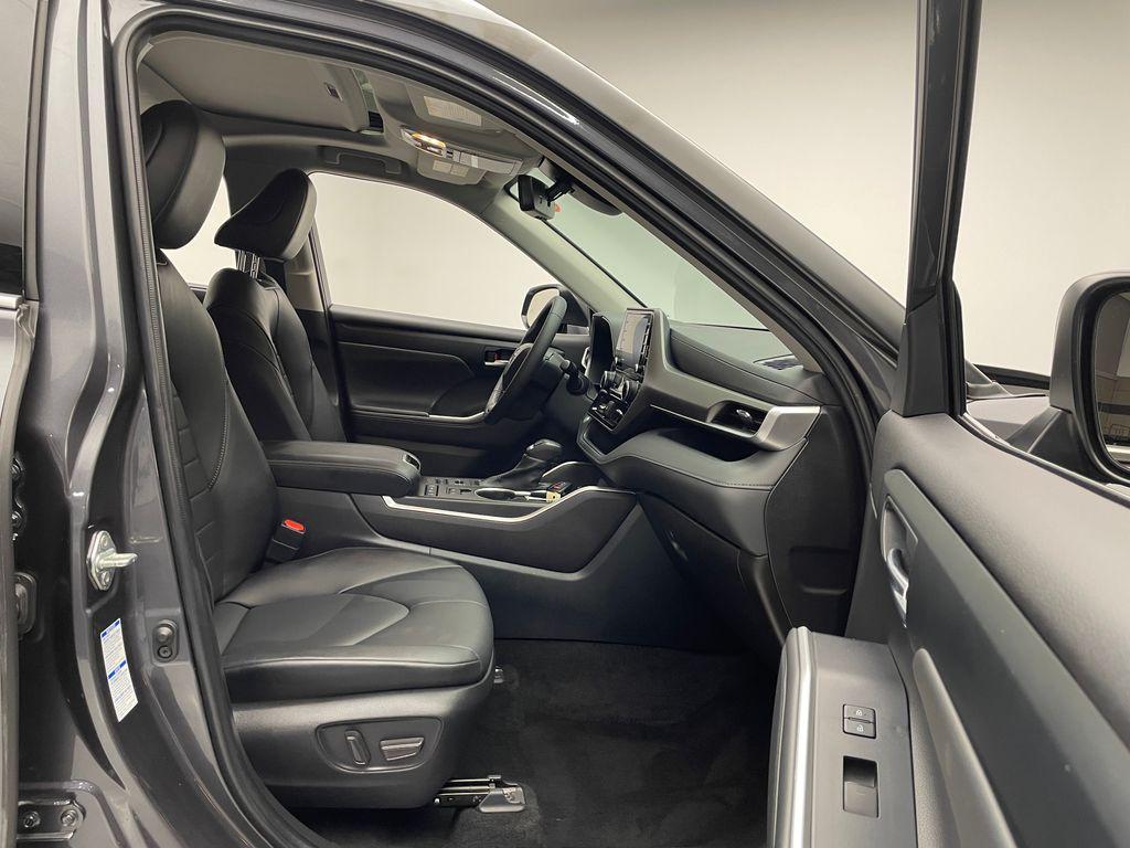 used 2022 Toyota Highlander car, priced at $32,900