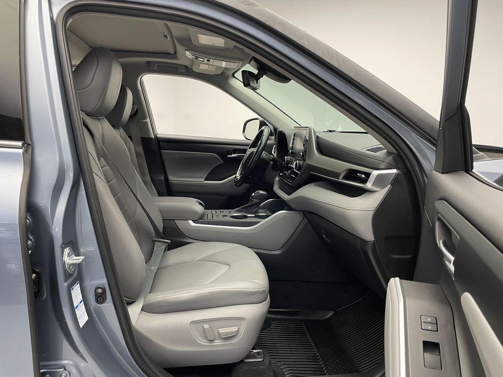 used 2021 Toyota Highlander car, priced at $31,000