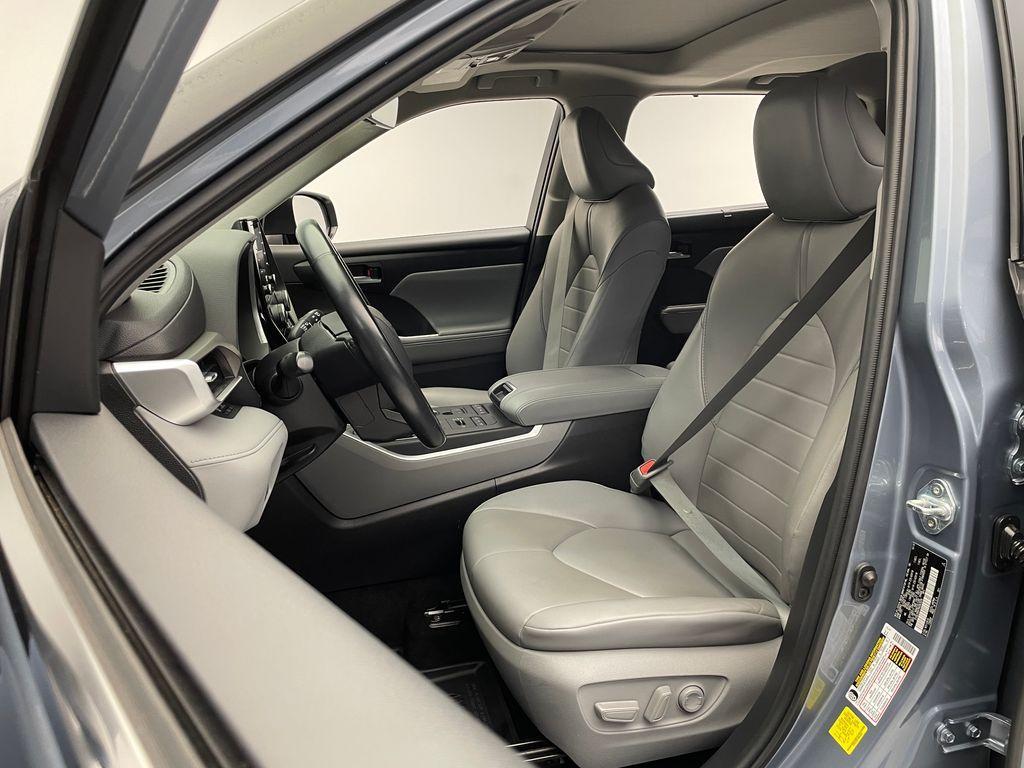 used 2021 Toyota Highlander car, priced at $31,000