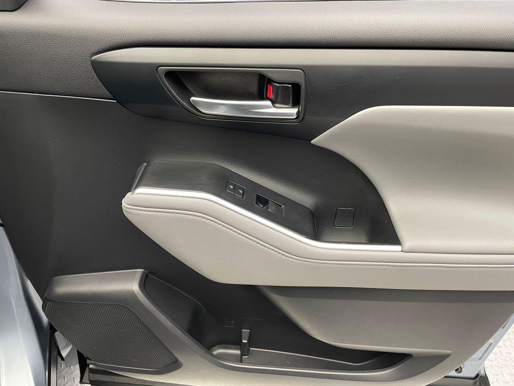 used 2021 Toyota Highlander car, priced at $31,000