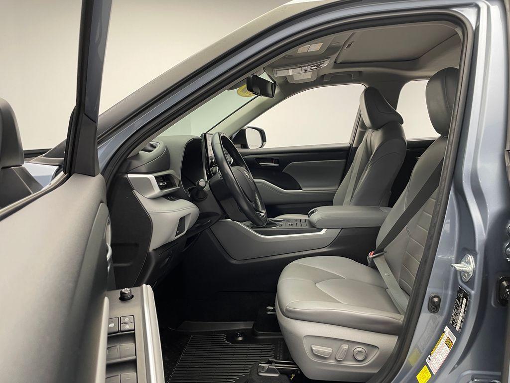 used 2021 Toyota Highlander car, priced at $31,000