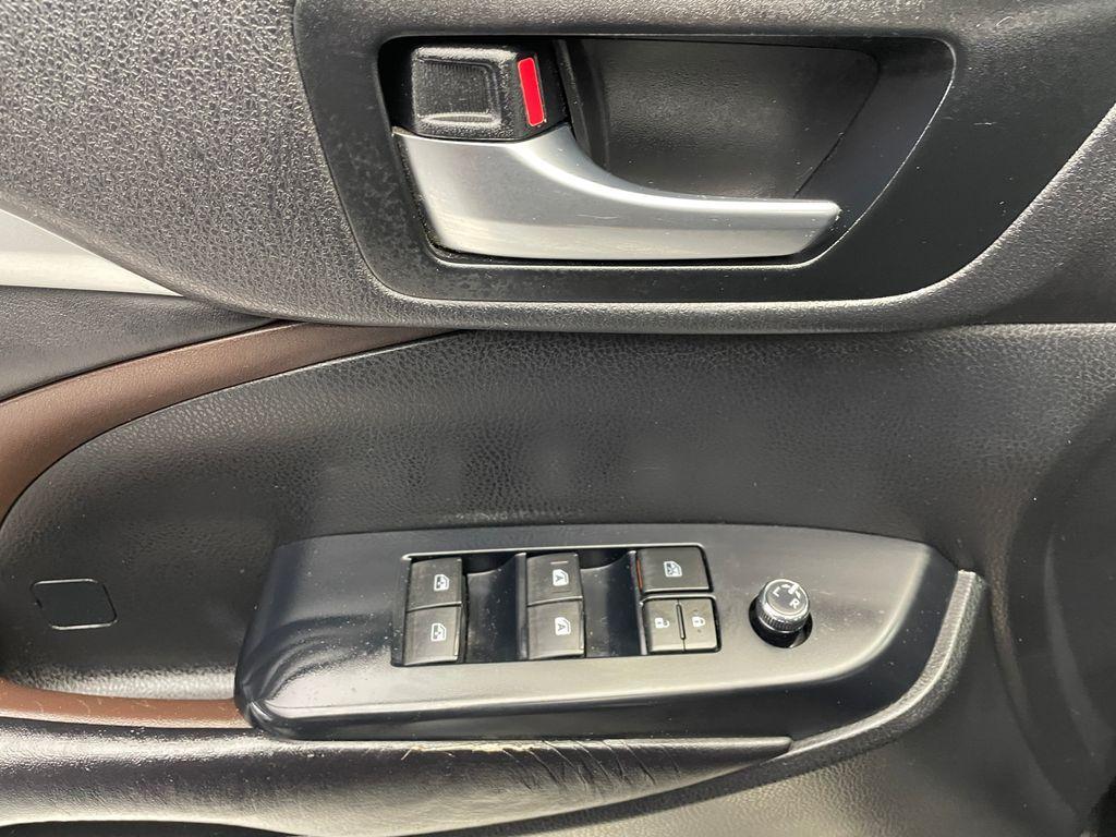 used 2019 Toyota Highlander car, priced at $25,900