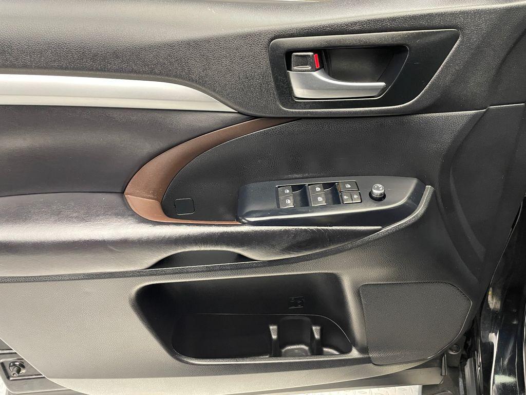 used 2019 Toyota Highlander car, priced at $25,900