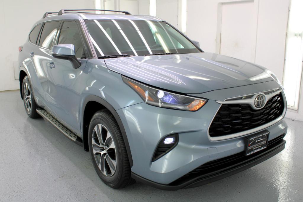 used 2021 Toyota Highlander car, priced at $32,995