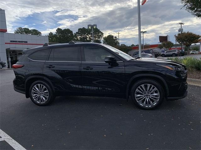 used 2022 Toyota Highlander car, priced at $43,799