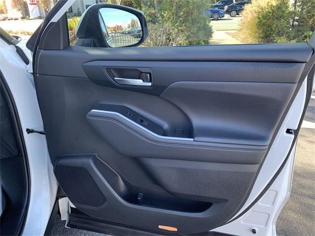 used 2020 Toyota Highlander Hybrid car, priced at $26,499