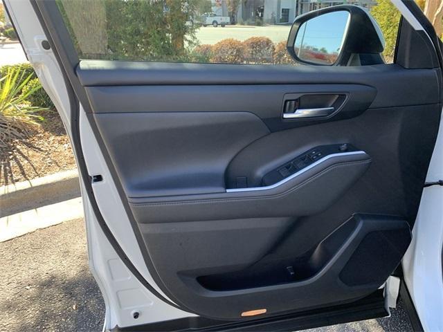 used 2020 Toyota Highlander Hybrid car, priced at $26,499