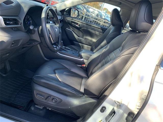 used 2020 Toyota Highlander Hybrid car, priced at $26,499