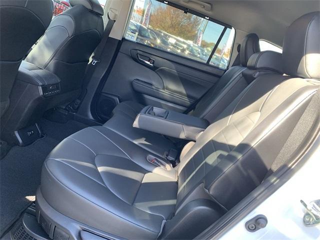 used 2020 Toyota Highlander Hybrid car, priced at $26,499
