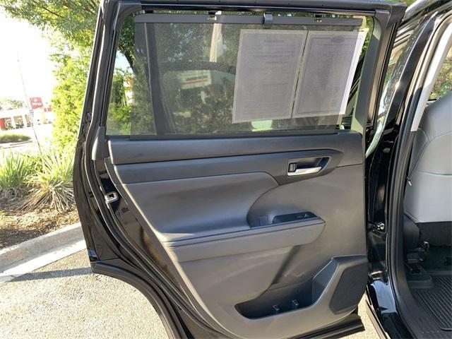 used 2023 Toyota Highlander Hybrid car, priced at $40,999