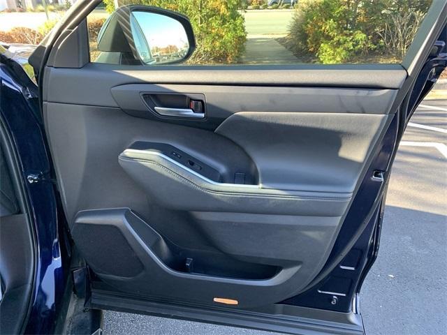 used 2022 Toyota Highlander car, priced at $34,561