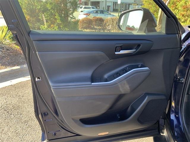used 2022 Toyota Highlander car, priced at $34,561