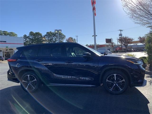 used 2022 Toyota Highlander car, priced at $34,561