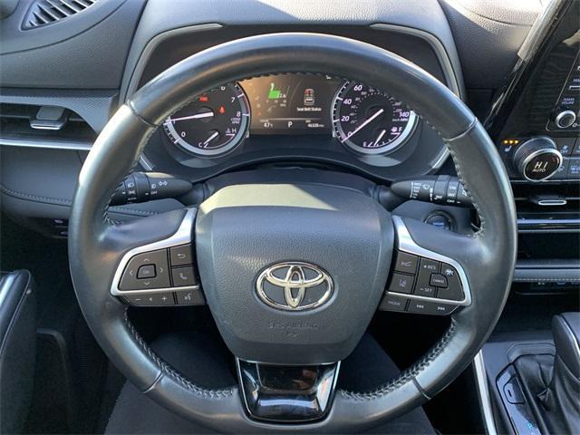 used 2022 Toyota Highlander car, priced at $34,561