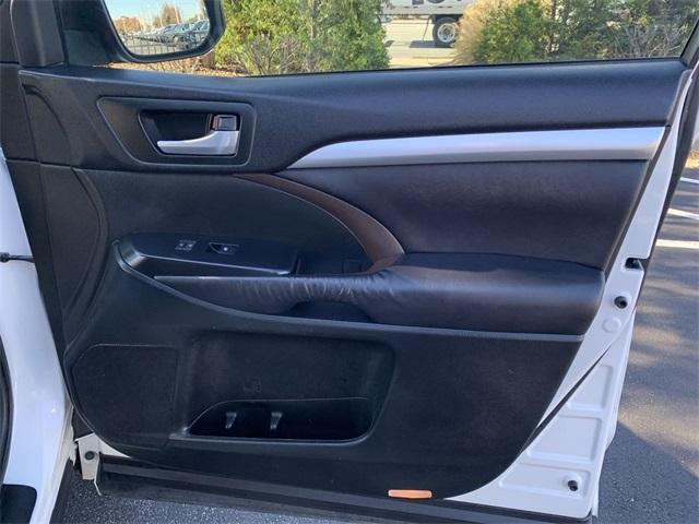 used 2016 Toyota Highlander car, priced at $19,399