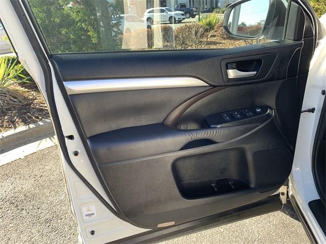 used 2016 Toyota Highlander car, priced at $19,399