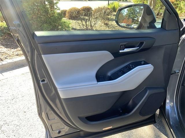 used 2023 Toyota Highlander car, priced at $37,906