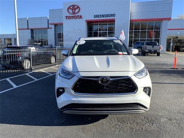 used 2022 Toyota Highlander car, priced at $37,999