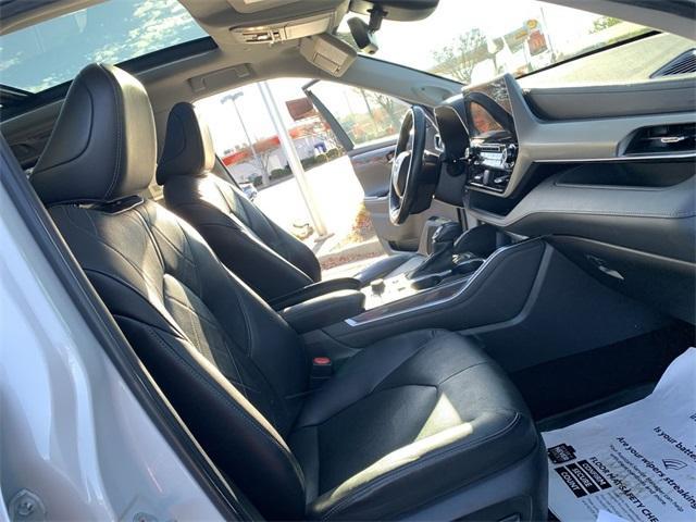 used 2022 Toyota Highlander car, priced at $37,999