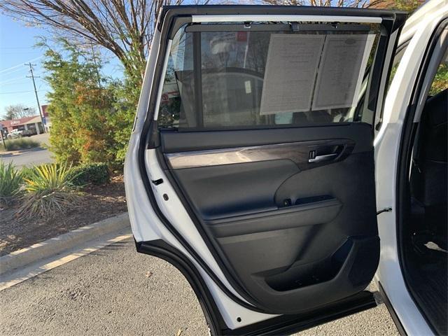 used 2022 Toyota Highlander car, priced at $37,999