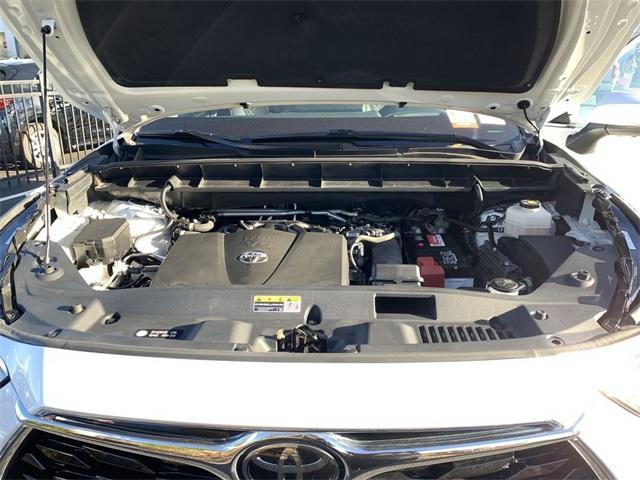 used 2022 Toyota Highlander car, priced at $37,999