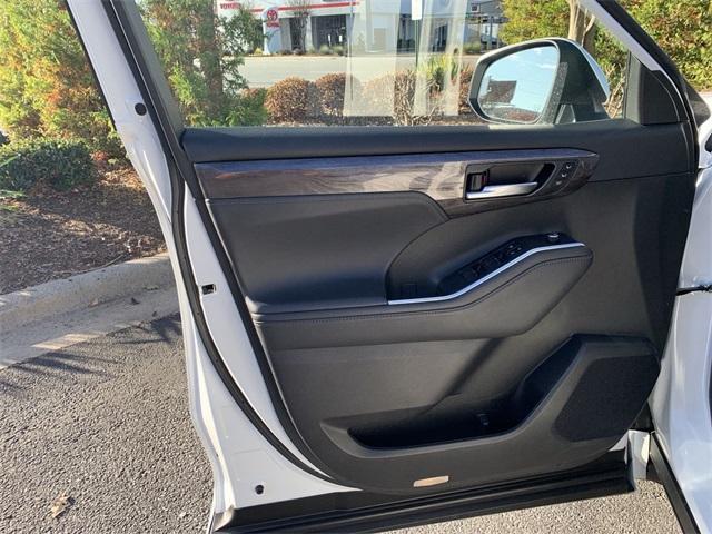 used 2022 Toyota Highlander car, priced at $37,999