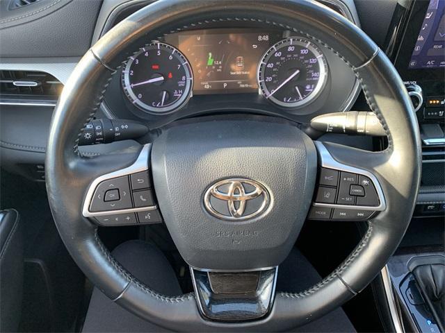 used 2022 Toyota Highlander car, priced at $37,999