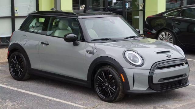 used 2022 MINI SE Hardtop car, priced at $18,950