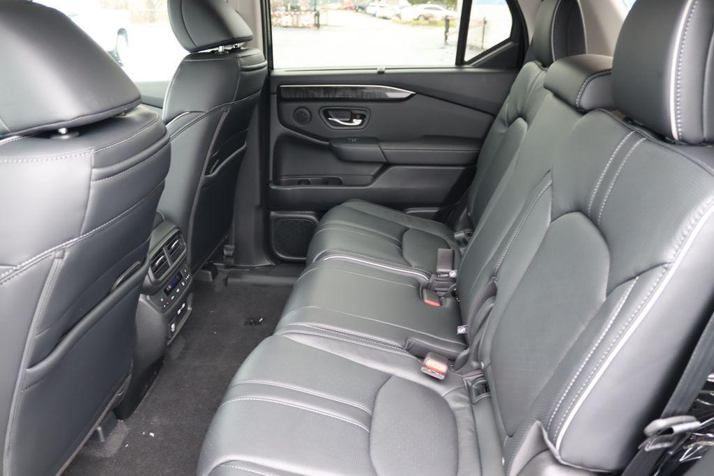 new 2025 Honda Pilot car, priced at $51,990