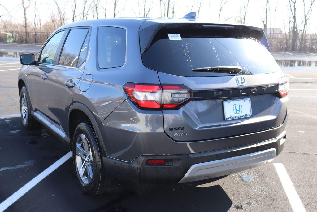 new 2025 Honda Pilot car, priced at $44,995