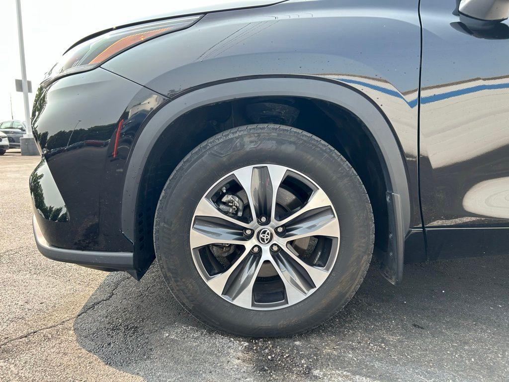 used 2023 Toyota Highlander car, priced at $39,991