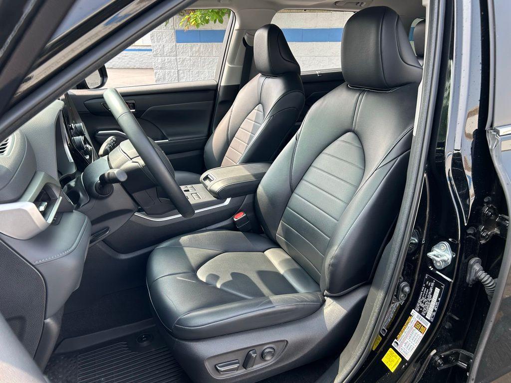 used 2023 Toyota Highlander car, priced at $39,991