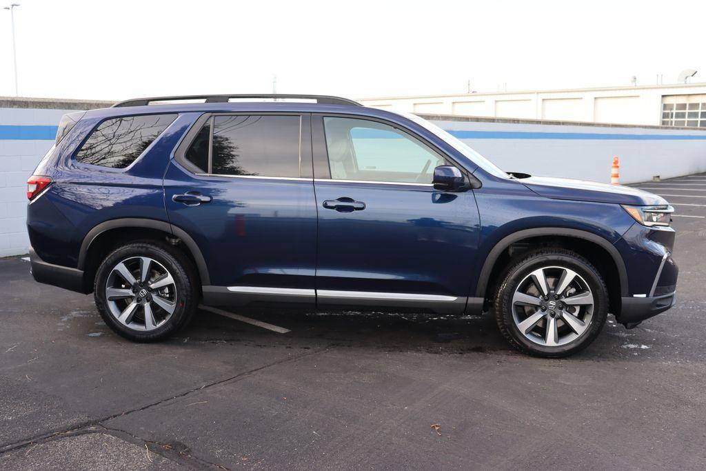 new 2025 Honda Pilot car, priced at $54,475