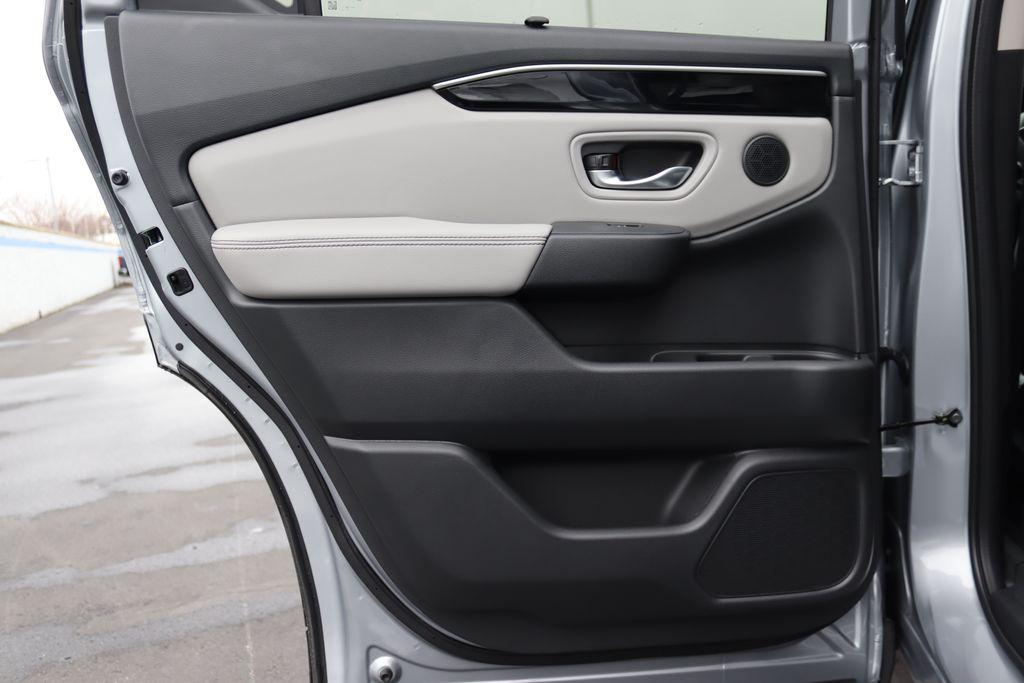 new 2025 Honda Pilot car, priced at $47,924