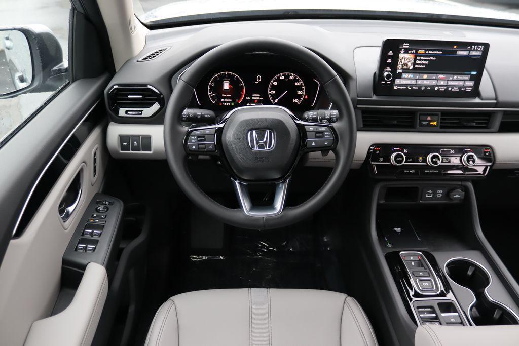 new 2025 Honda Pilot car, priced at $47,924