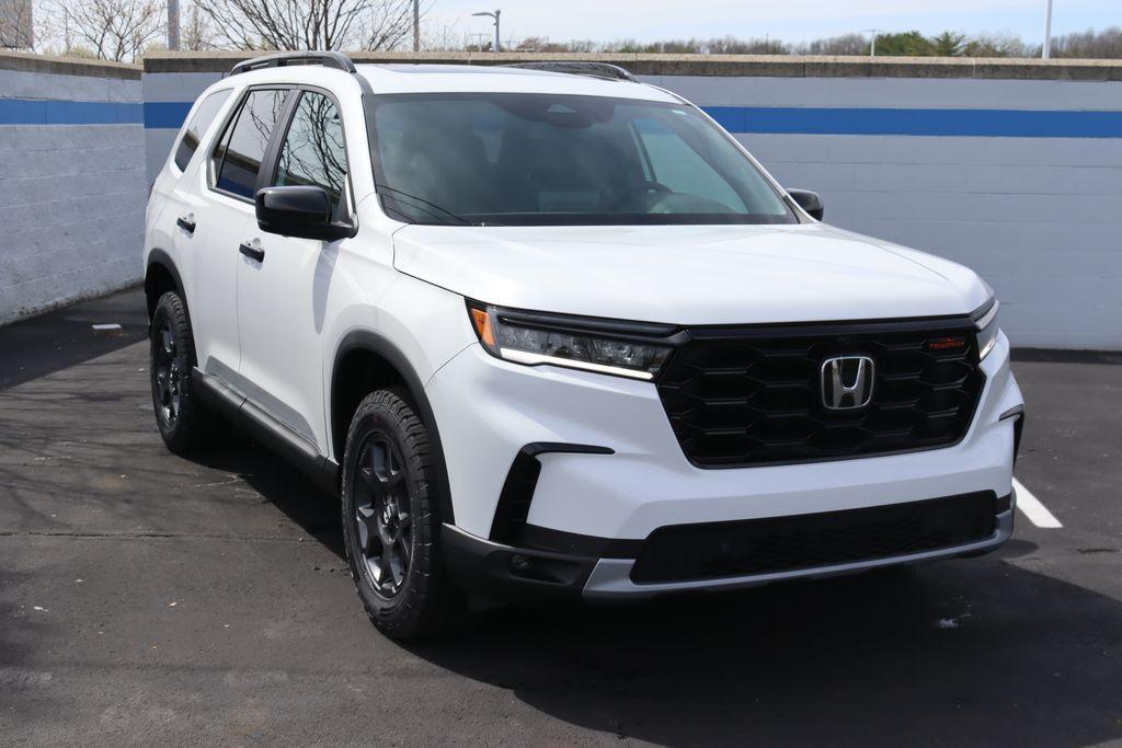 new 2025 Honda Pilot car, priced at $49,250