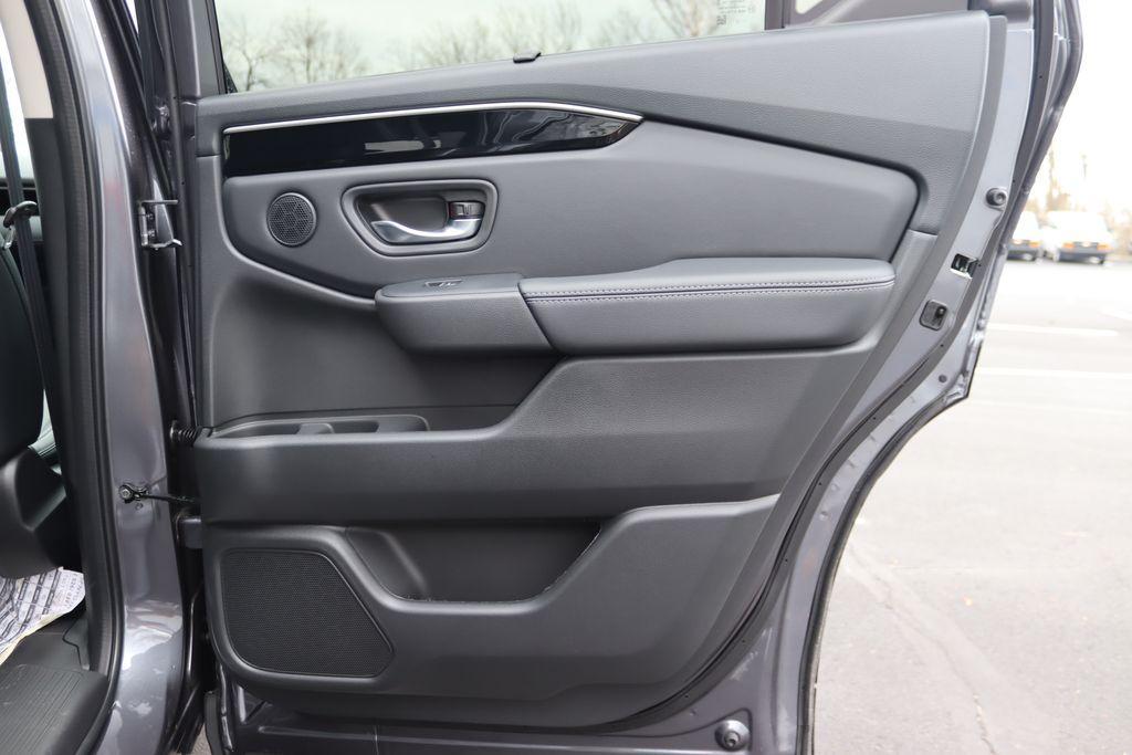 new 2025 Honda Pilot car, priced at $49,050