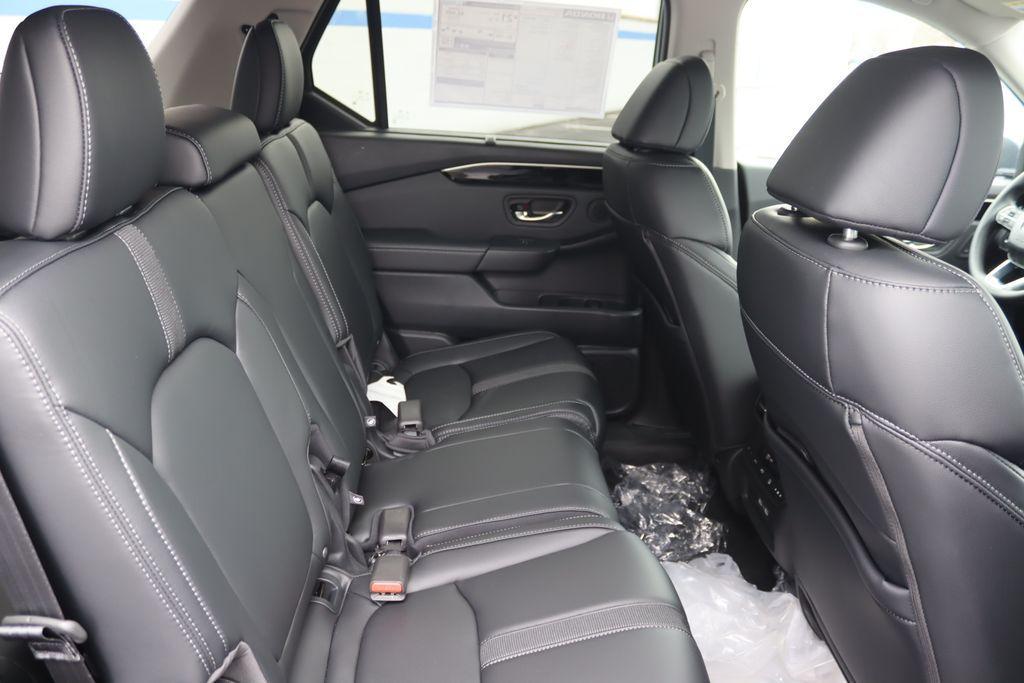 new 2025 Honda Pilot car, priced at $49,050