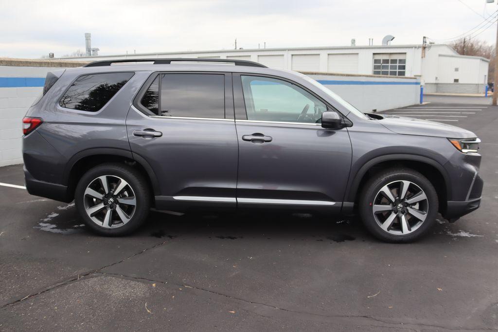 new 2025 Honda Pilot car, priced at $49,050