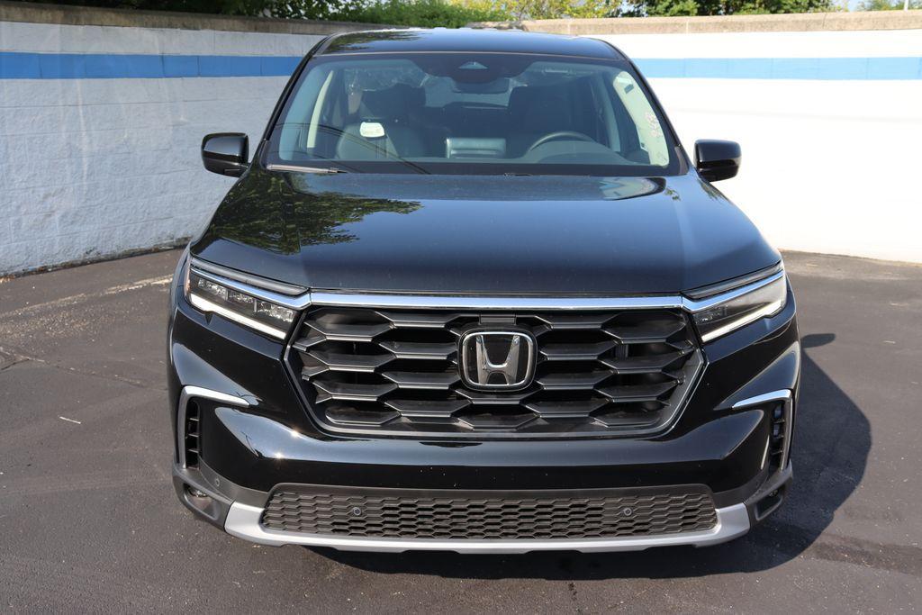 new 2025 Honda Pilot car, priced at $44,995