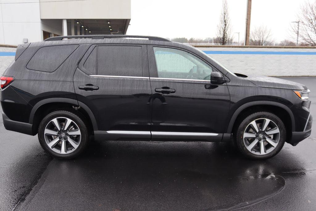 new 2025 Honda Pilot car, priced at $49,050