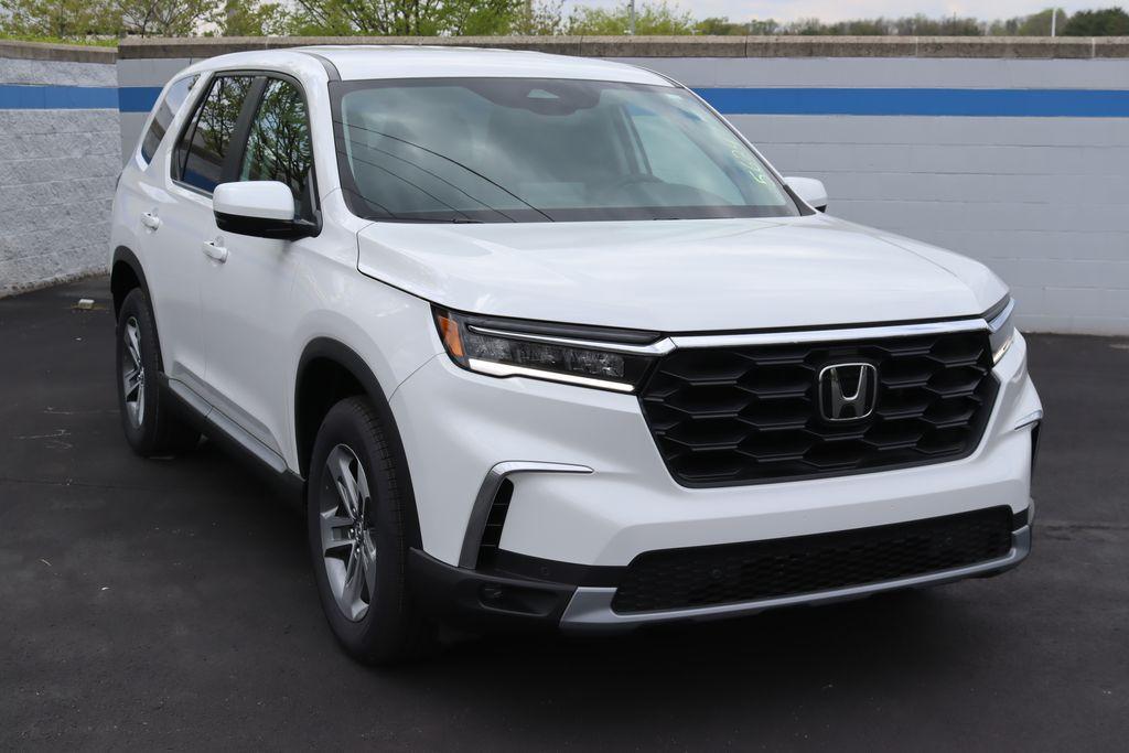 new 2025 Honda Pilot car, priced at $45,450