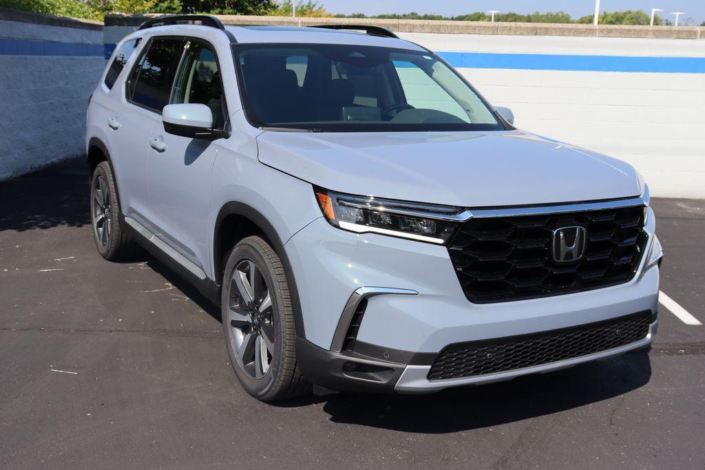 new 2025 Honda Pilot car, priced at $49,450