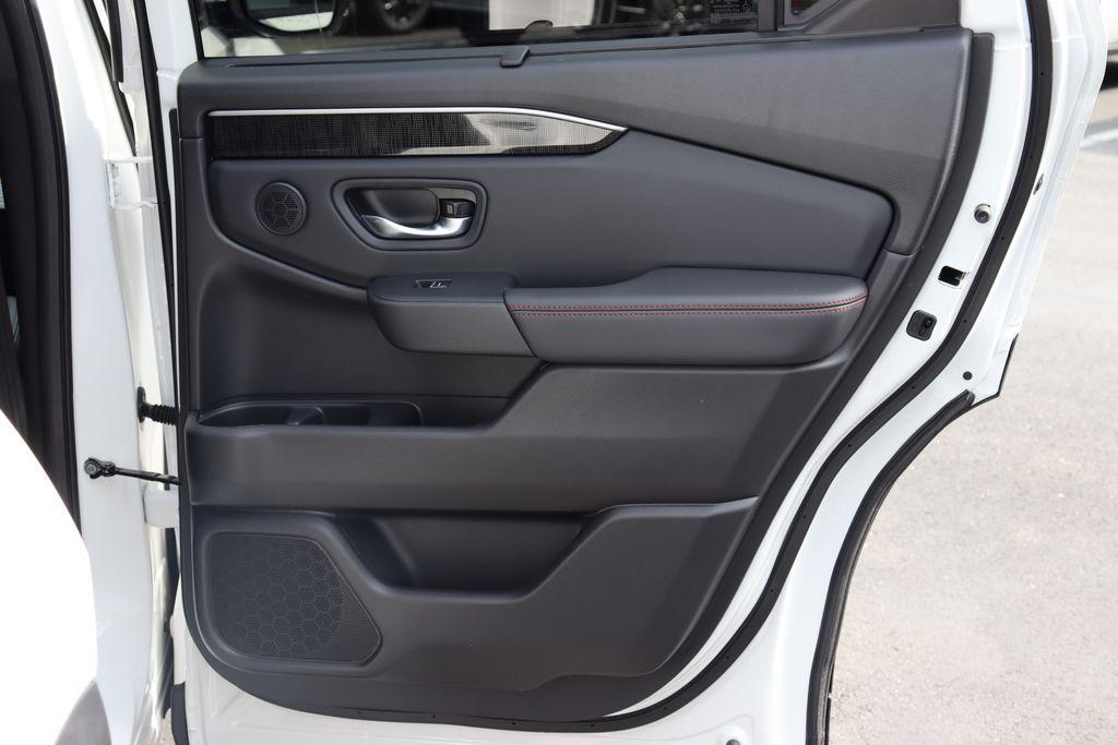 new 2025 Honda Pilot car, priced at $52,127