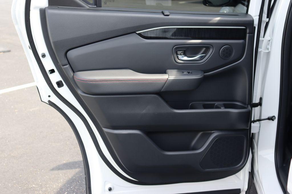 new 2025 Honda Pilot car, priced at $52,127