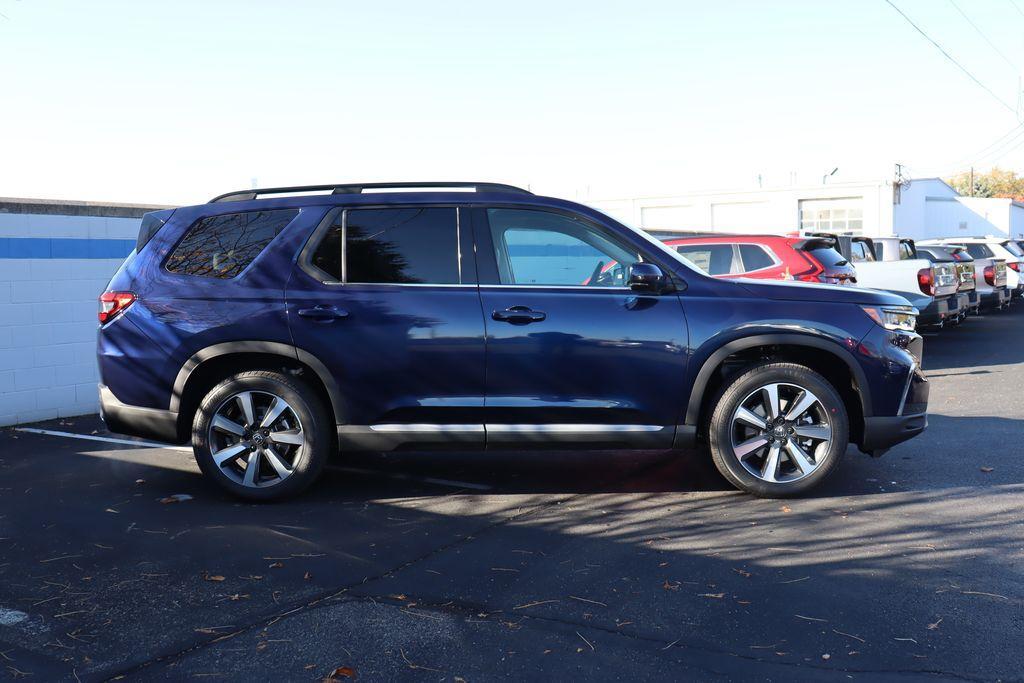 new 2025 Honda Pilot car, priced at $49,985