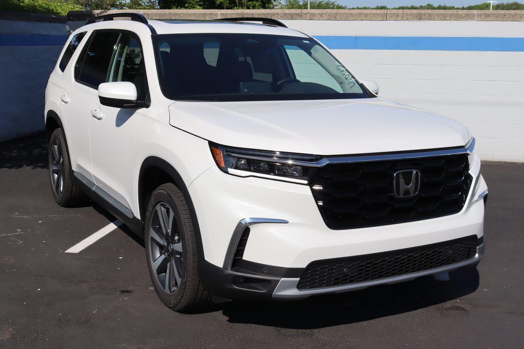 new 2025 Honda Pilot car, priced at $49,450